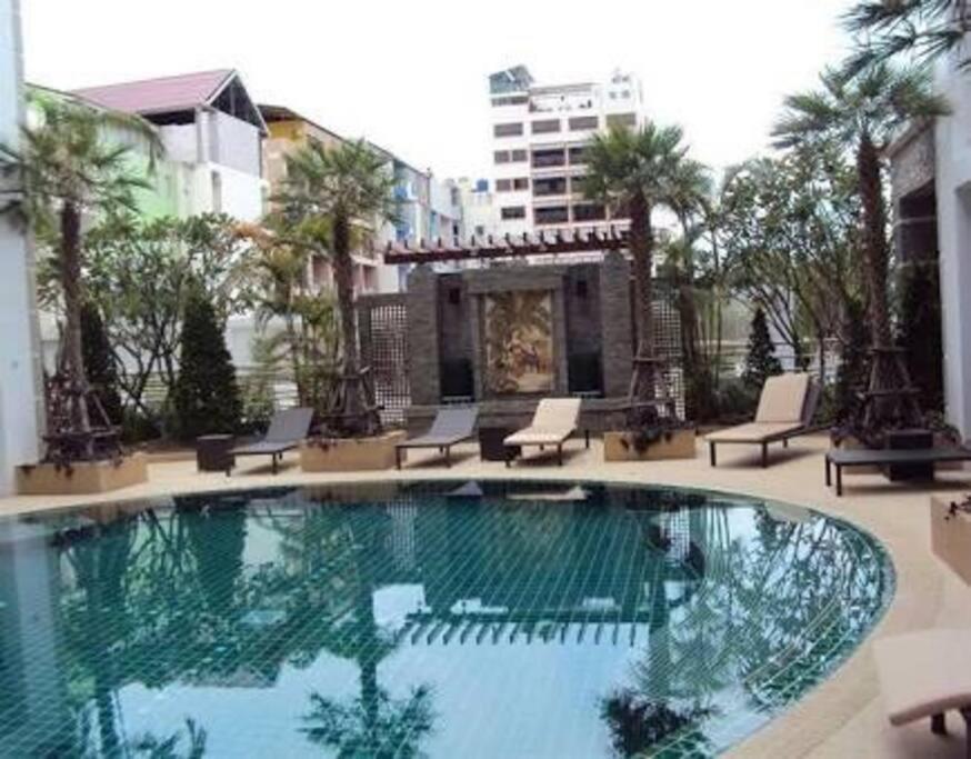 Recently Renovated Pool View In Modern Complex Apartment *
