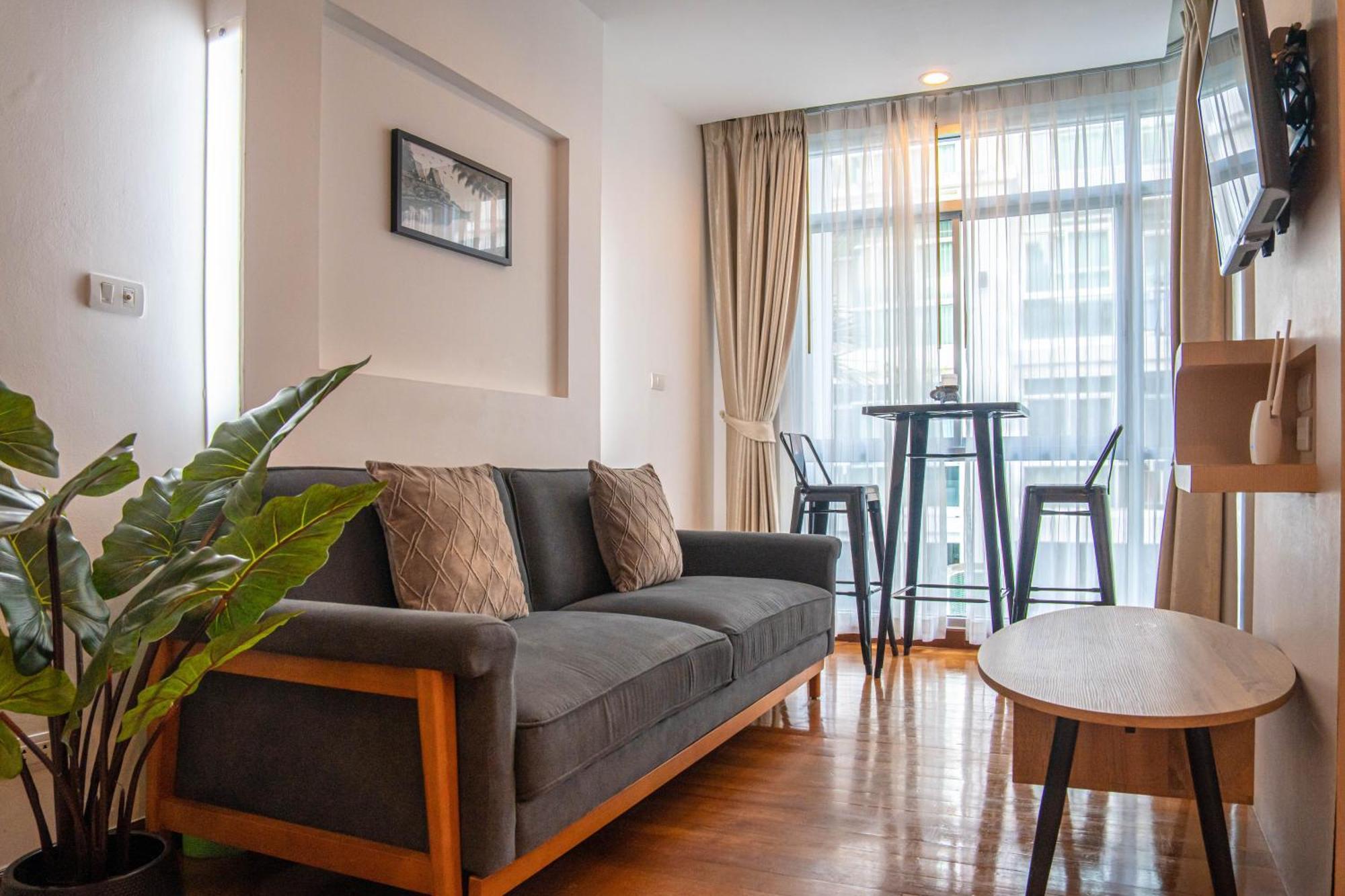Recently Renovated Pool View In Modern Complex Apartment