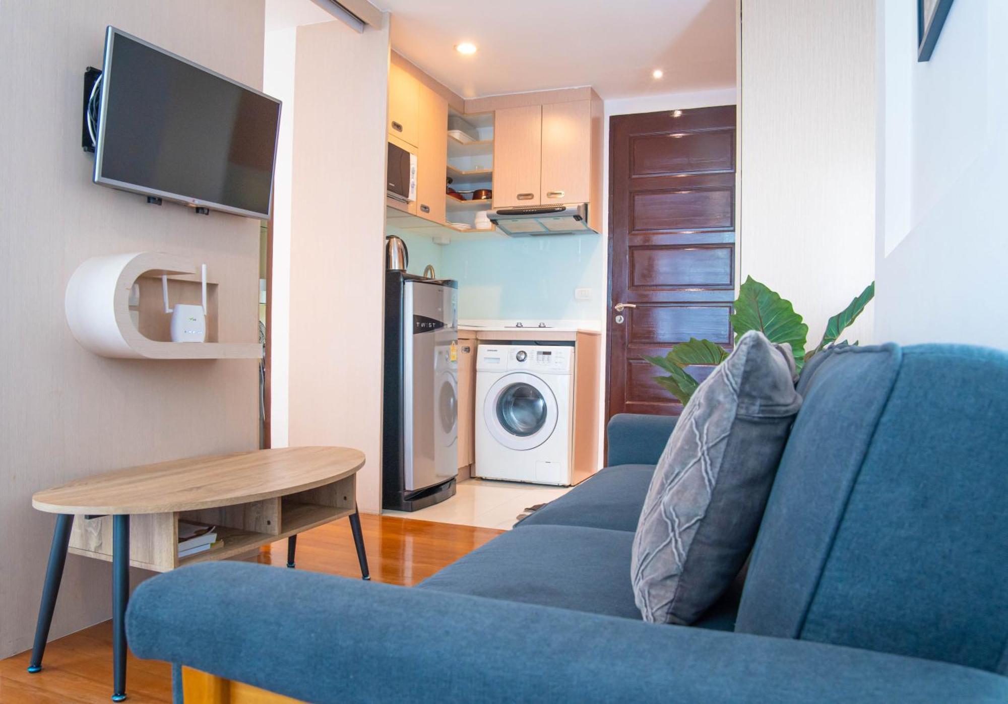 Apartment Recently Renovated Pool View In Modern Complex *
